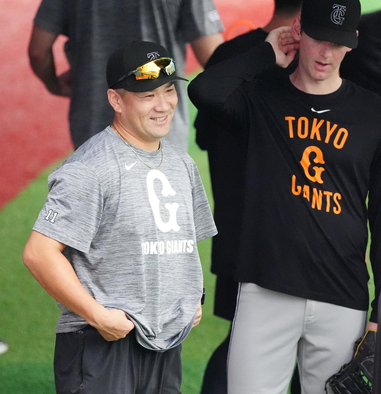 DeNA対巨人　試合前練習を行う巨人田中将（左）（撮影・清水貴仁）