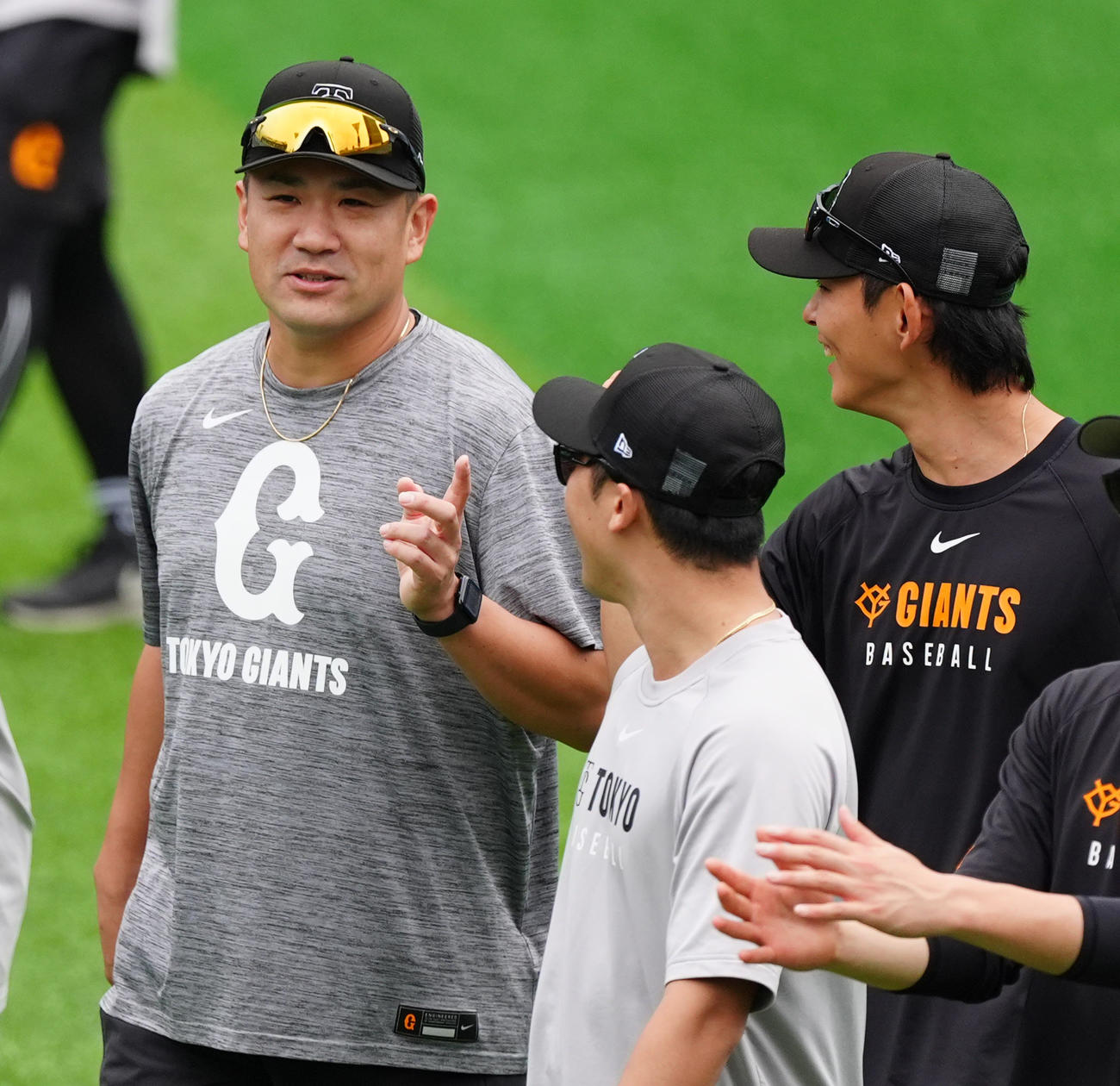 DeNA対巨人　試合前練習を行う巨人田中将（左）（撮影・清水貴仁）