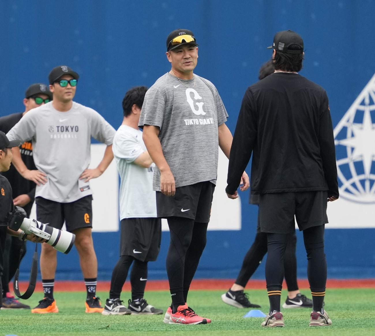 DeNA対巨人　リラックスした表情の巨人田中将（中央）（撮影・井上学)