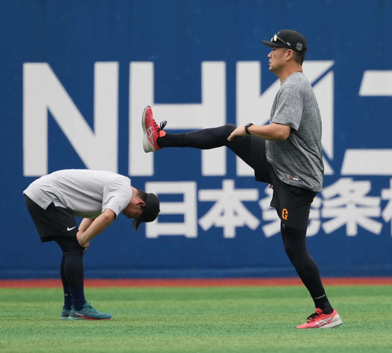 DeNA対巨人　アップをする巨人田中将（右）（撮影・井上学)＝2025年9月15日
