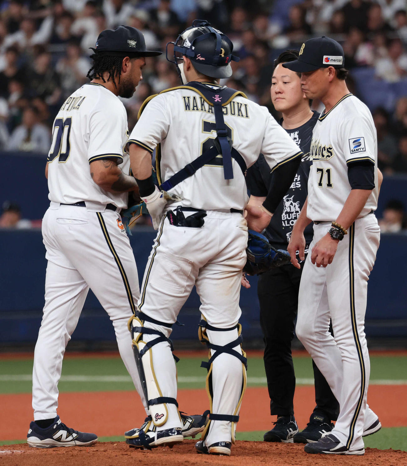 オリックス対ソフトバンク　5回表ソフトバンク2死一、二塁、エスピノーザ（左）が中村に四球を出したところで、岸田監督は自らマウンドに行って交代を命じる（撮影・西尾就之）