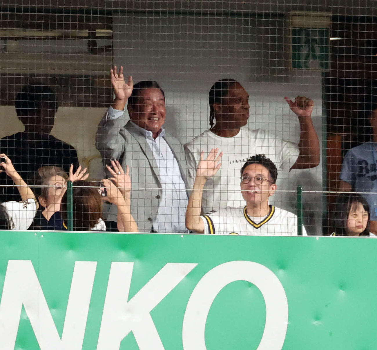 オリックス対ソフトバンク　観戦する梨田昌孝氏（左）とタフィー・ローズ氏（撮影・西尾就之）