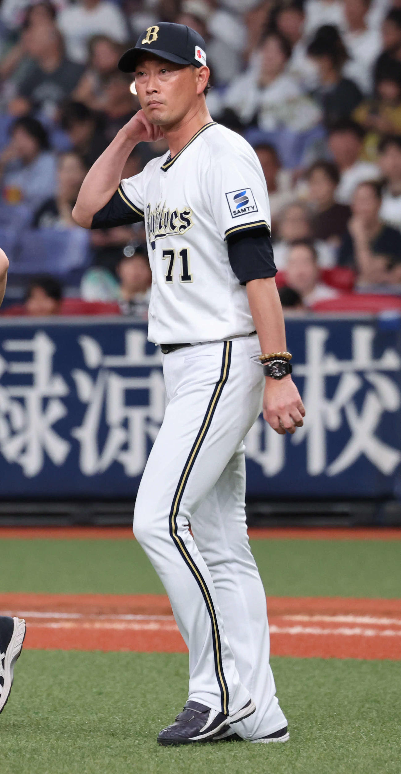 オリックス対ソフトバンク　5回表ソフトバンク2死一、二塁、エスピノーザが中村に四球を出したところで、岸田監督は自らマウンドに行って交代を命じる（撮影・西尾就之）