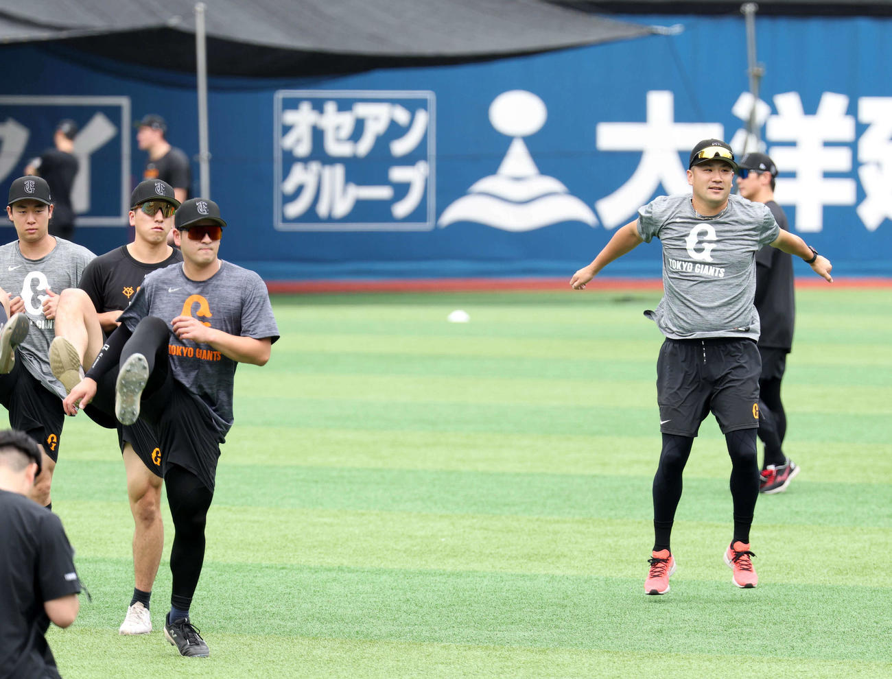 DeNA対巨人　ウオームアップする巨人田中将（右）（撮影・浅見桂子）