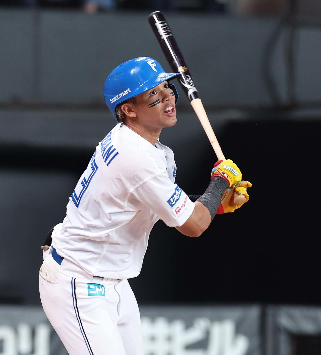 日本ハム対西武　6回裏日本ハム2死一、三塁、二前適時内野安打を放つ水谷（撮影・黒川智章）