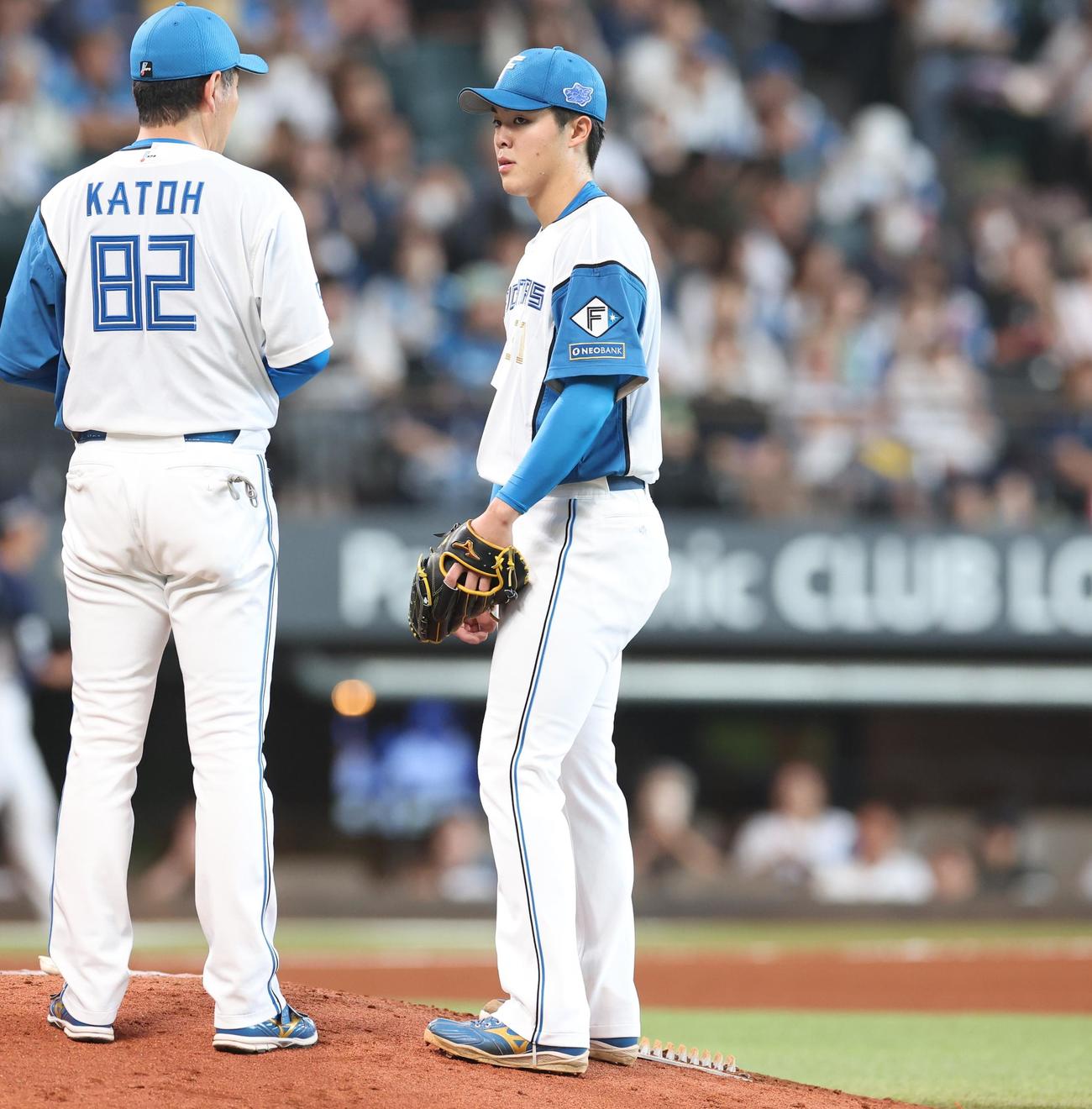 日本ハム対西武　4回途中で降板する柴田（撮影・黒川智章）