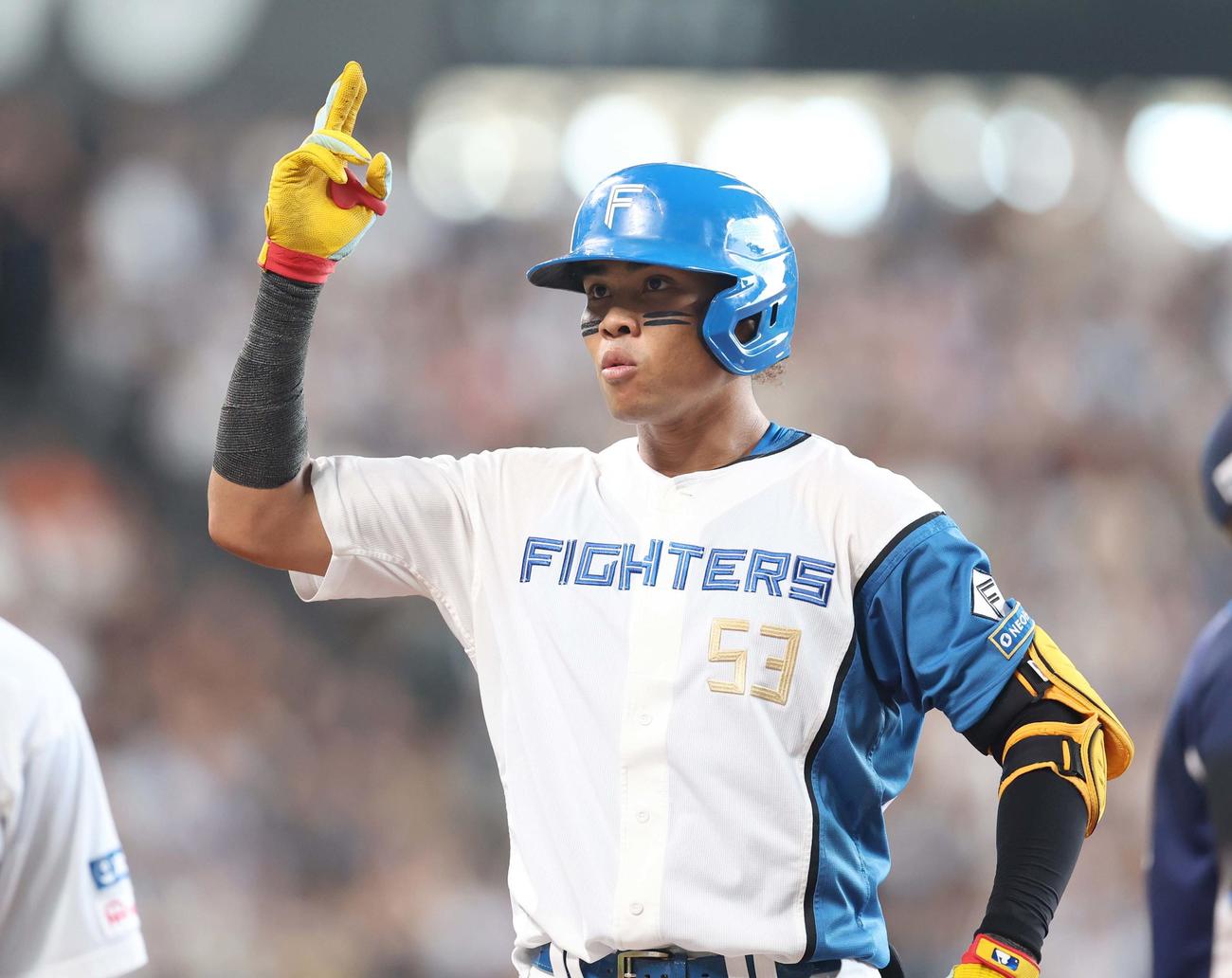 日本ハム対西武　3回裏日本ハム無死満塁、左前適時打を放ちポーズをとる水谷（撮影・黒川智章）