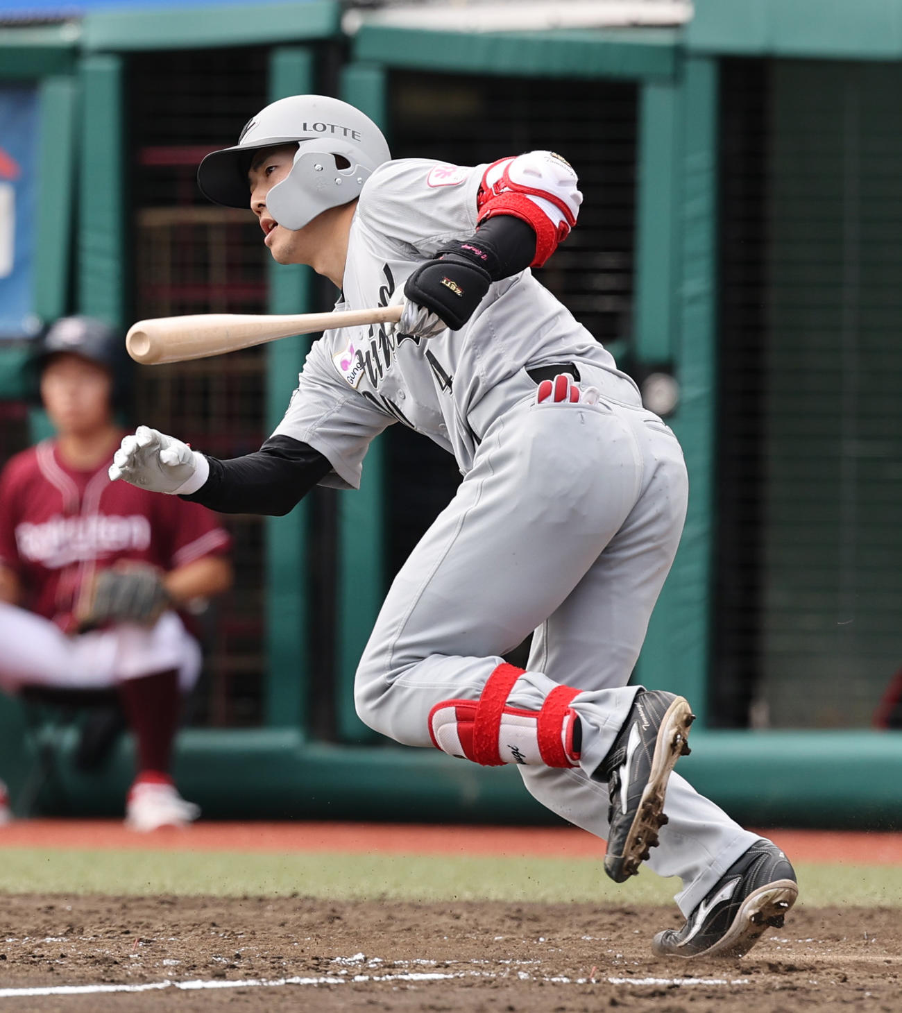 楽天対ロッテ　4回表ロッテ2死一、三塁、中前適時打を放つ友杉（撮影・野上伸悟）