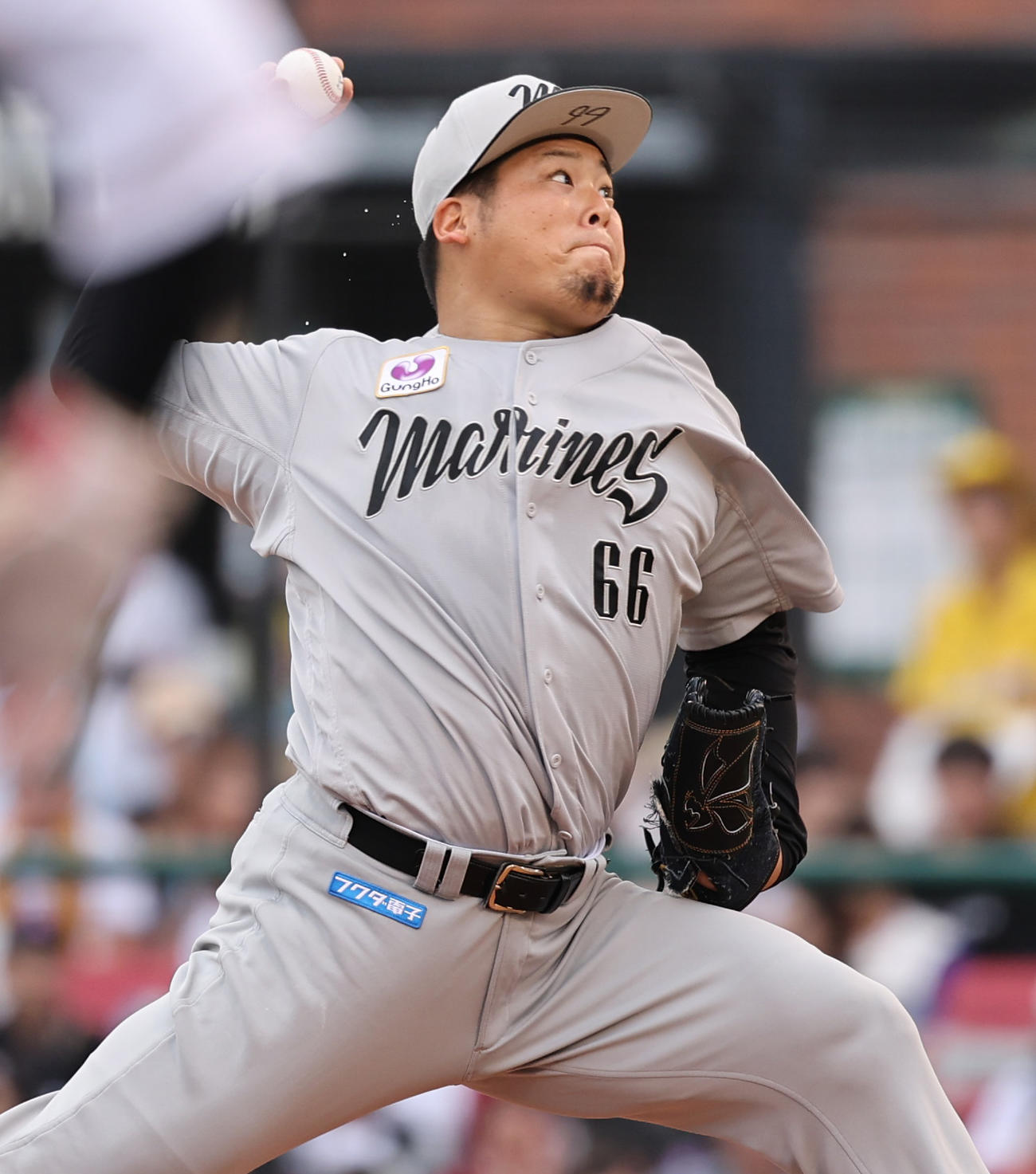 楽天対ロッテ　力投するロッテ沢田（撮影・野上伸悟）