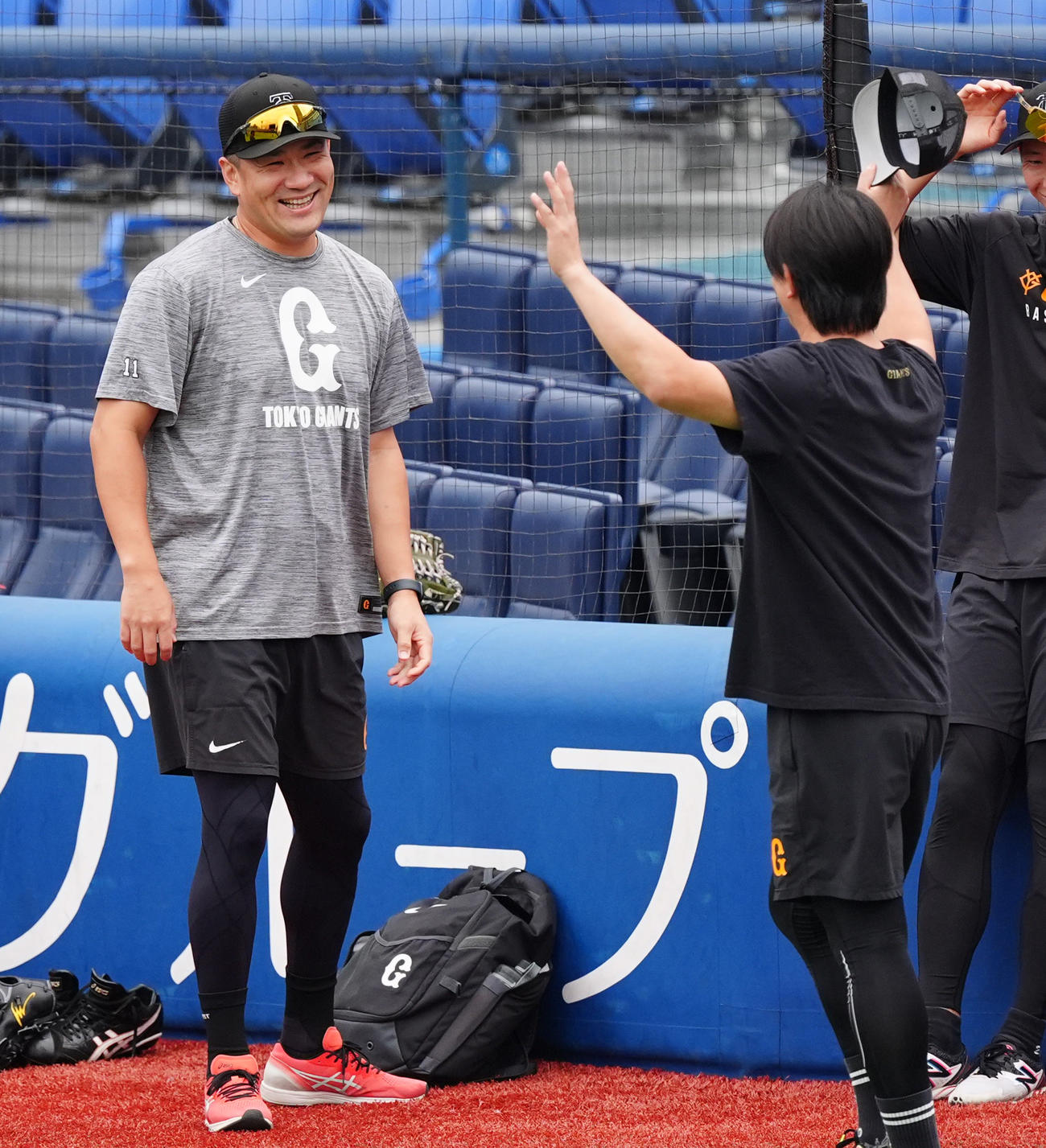 DeNA対巨人　試合前練習を行う巨人田中将（左）（撮影・清水貴仁）