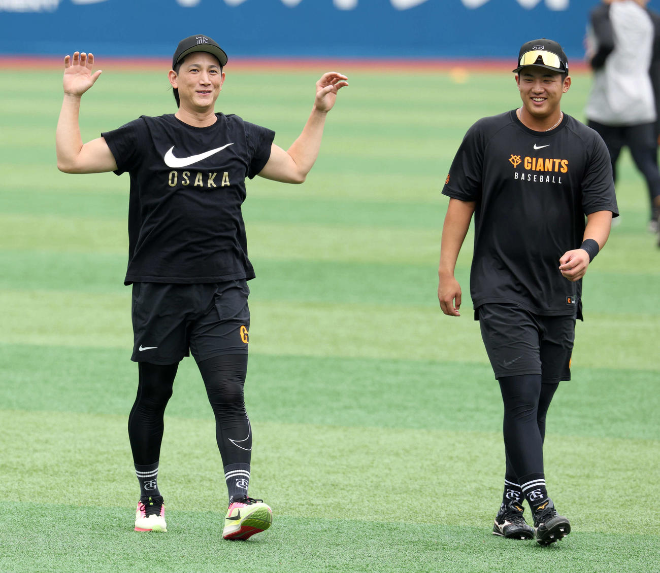 DeNA対巨人　ウオームアップする巨人小林（左）と石塚（撮影・浅見桂子）