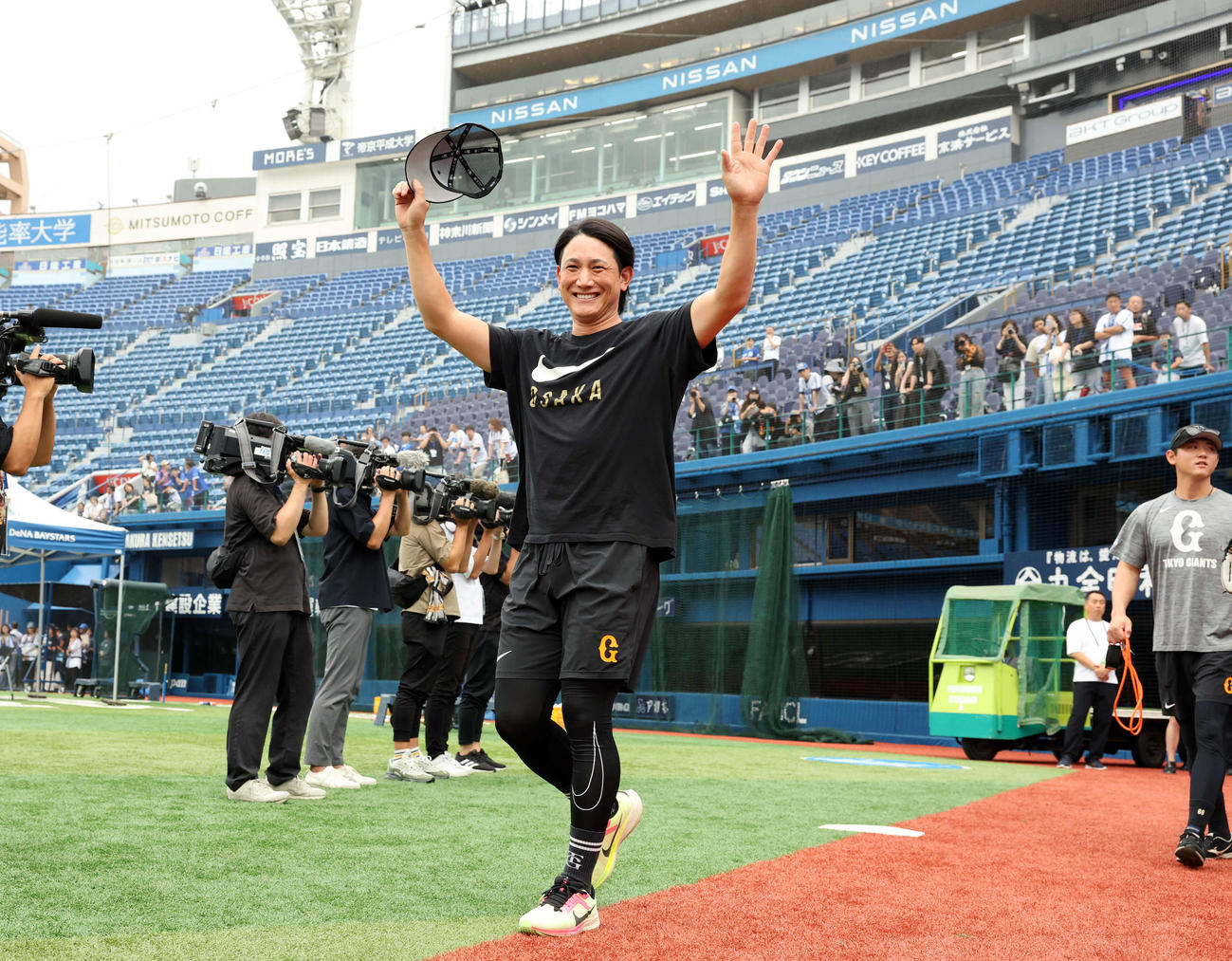 DeNA対巨人　グラウンドに手を広げて登場した巨人小林（撮影・浅見桂子）