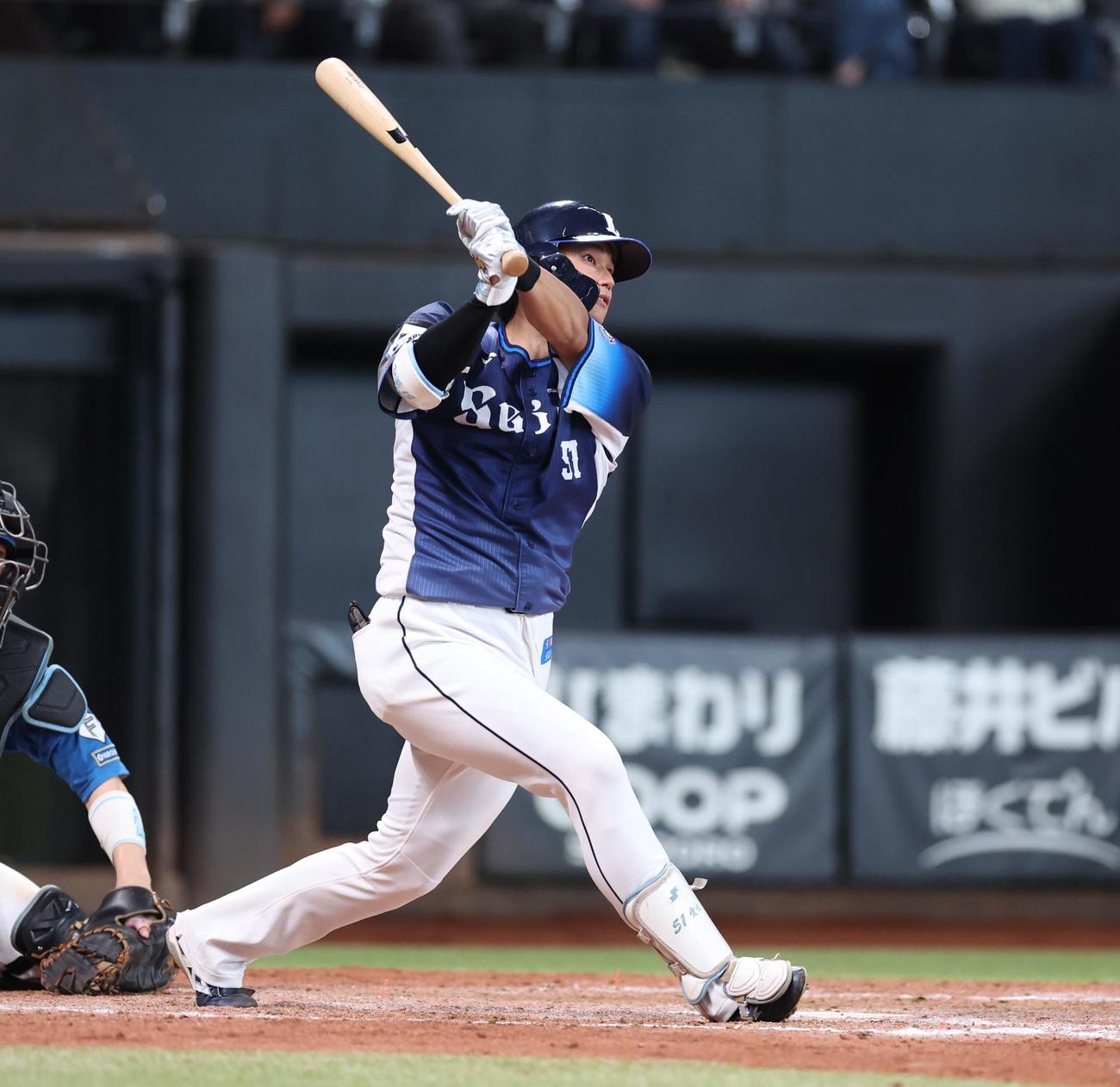 日本ハム対西武　9回表西武無死一塁、右越え2点本塁打を放つ西川（撮影・黒川智章）