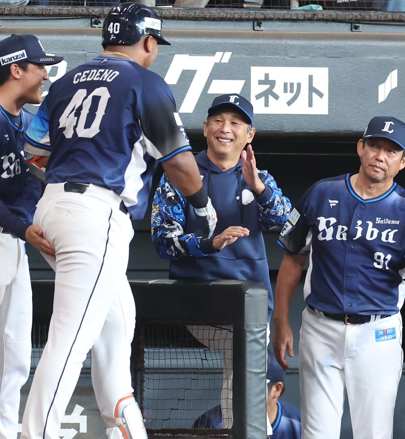 日本ハム対西武　4回表西武2死、中越え本塁打を放ったセデーニョを出迎える西口監督（撮影・黒川智章）