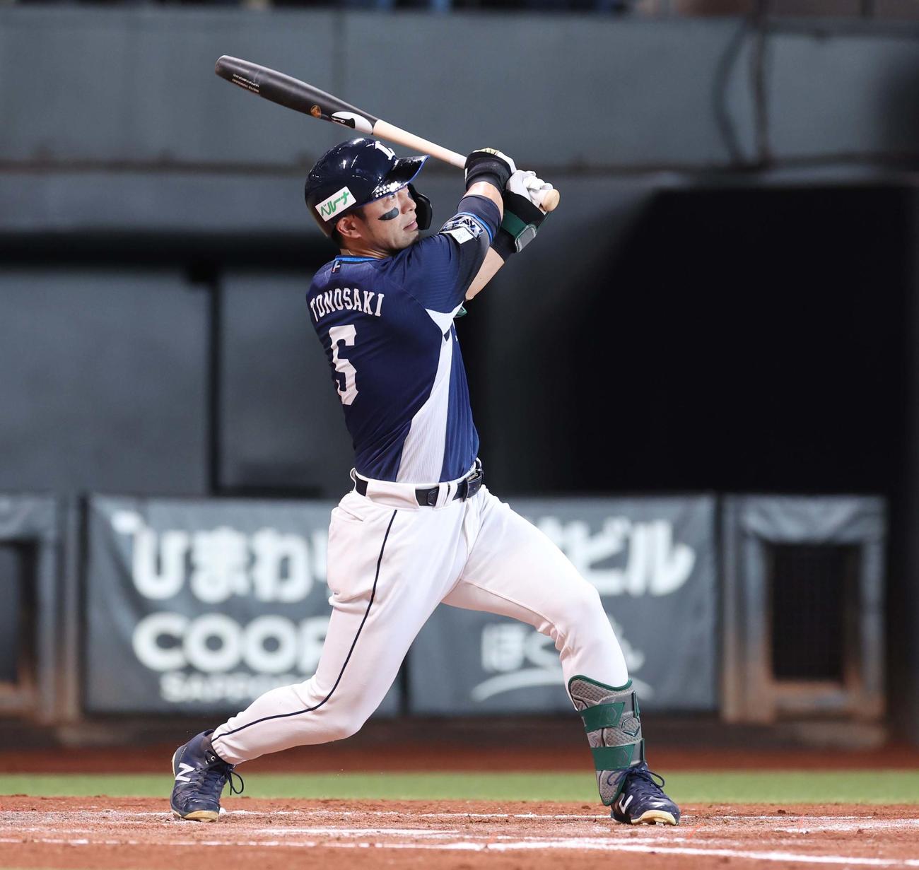 日本ハム対西武　3回表西武1死二、三塁、中犠飛を放つ外崎（撮影・黒川智章）
