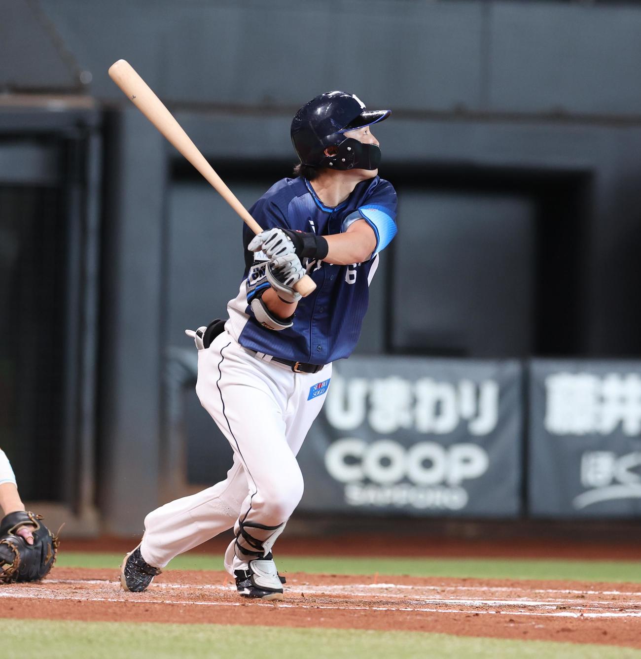 日本ハム対西武　3回表西武1死、左越え三塁打を放つ源田（撮影・黒川智章）