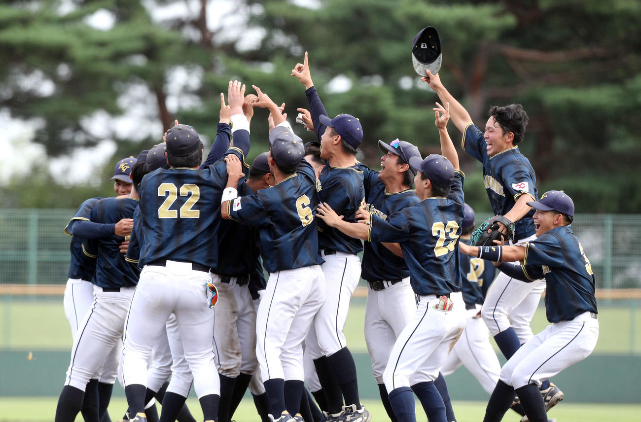 青森大対八戸学院大　優勝を喜ぶ八戸学院大（撮影・木村有優）
