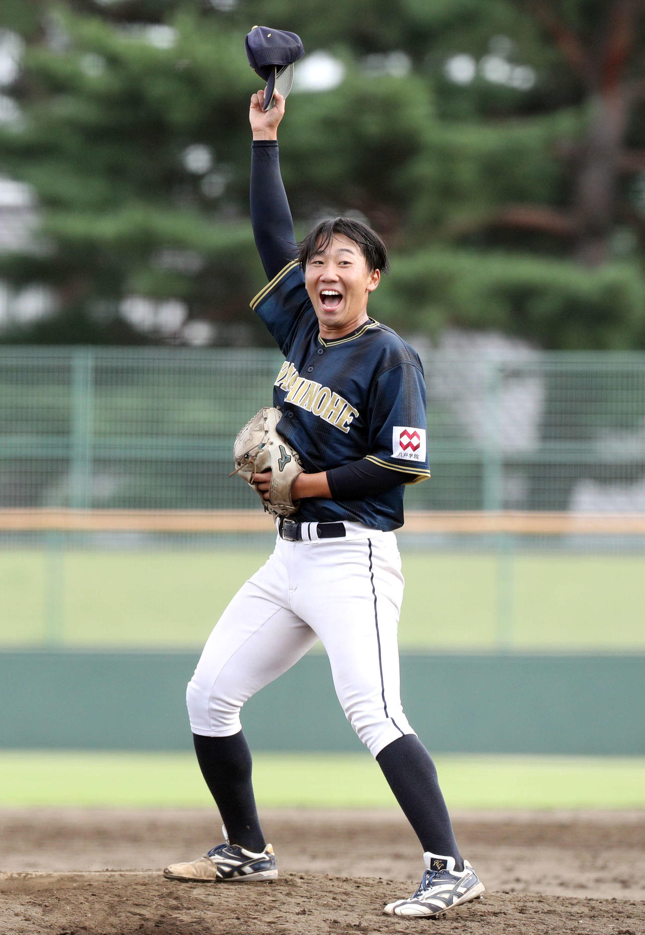 青森大対八戸学院大　優勝を喜ぶ八戸学院大・小林（撮影・木村有優）