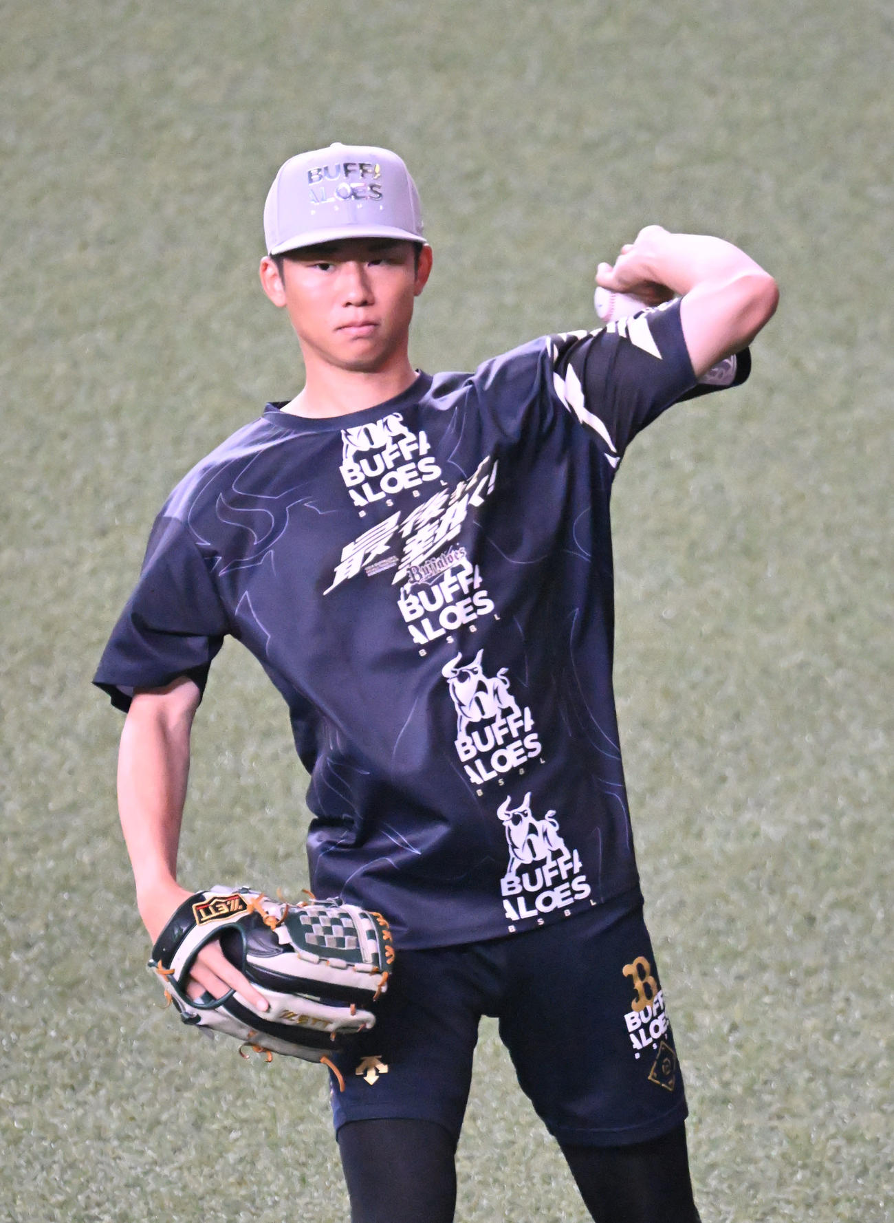 オリックス対ソフトバンク　バットが当たり負傷した一夜明け、キャッチボールするオリックス曽谷（撮影・和賀正仁）