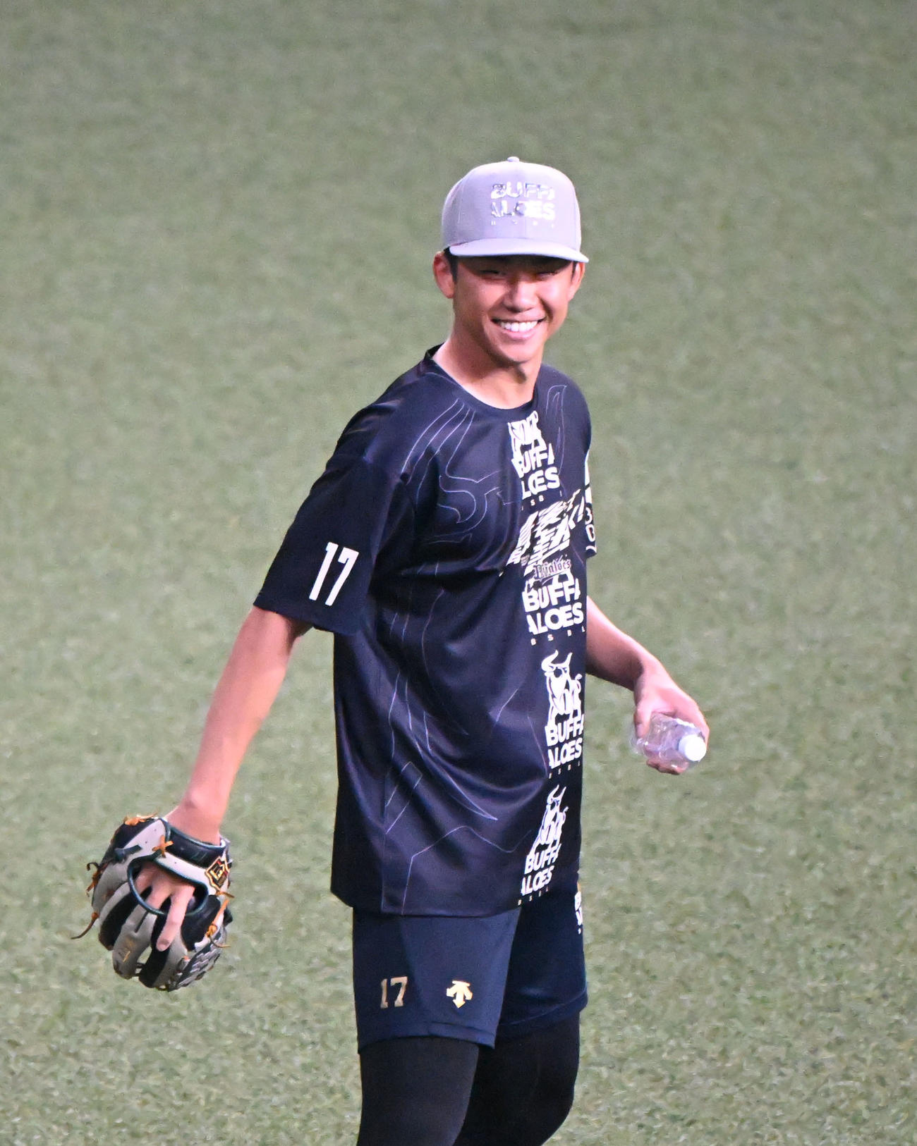 バットが当たり負傷した一夜明け、笑顔を見せ引き揚げるオリックス曽谷（撮影・和賀正仁）