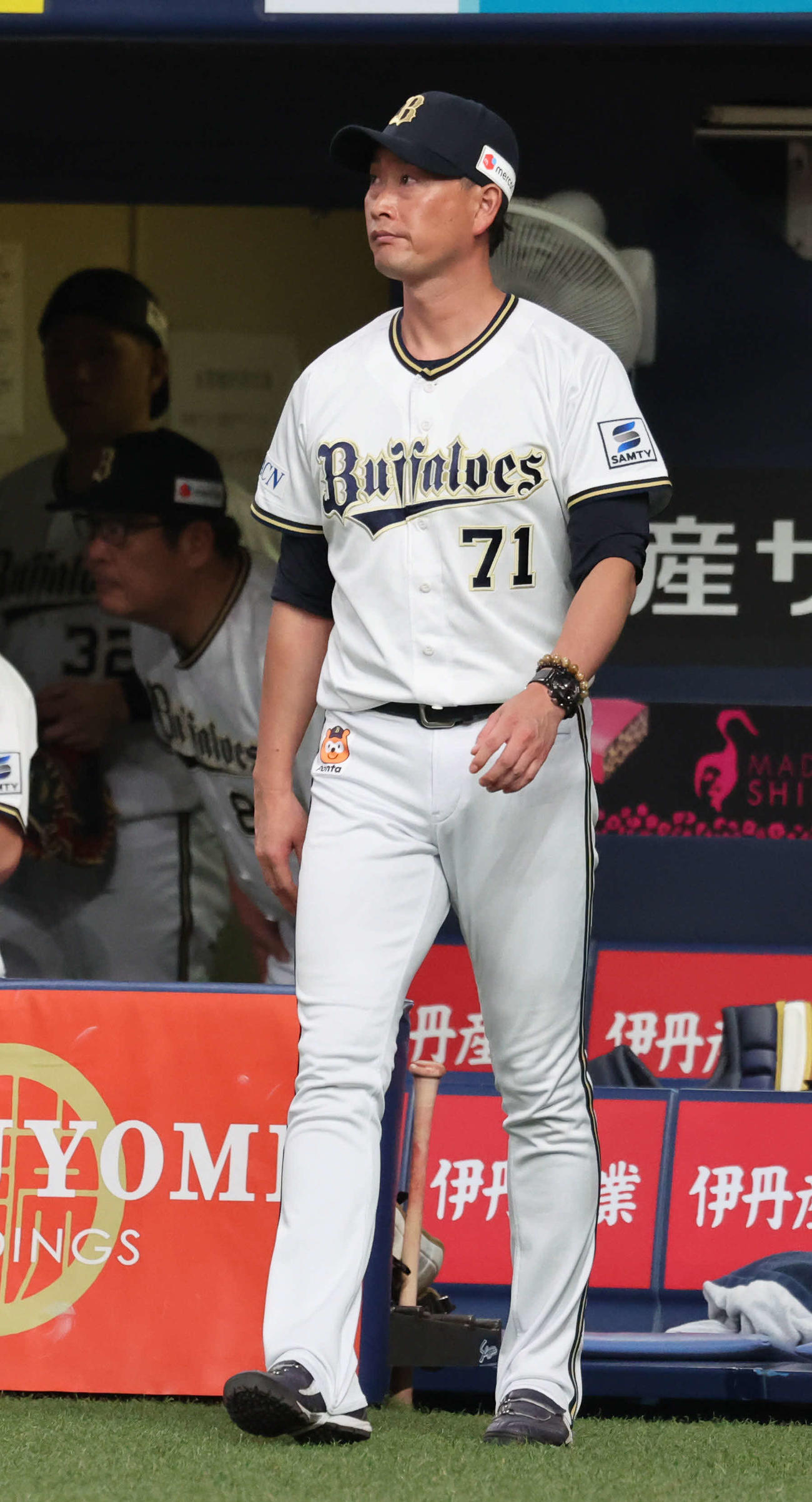 オリックス対ソフトバンク　7回の攻撃を終え、選手交代を告げるためベンチを出るオリックス岸田監督（撮影・西尾就之）