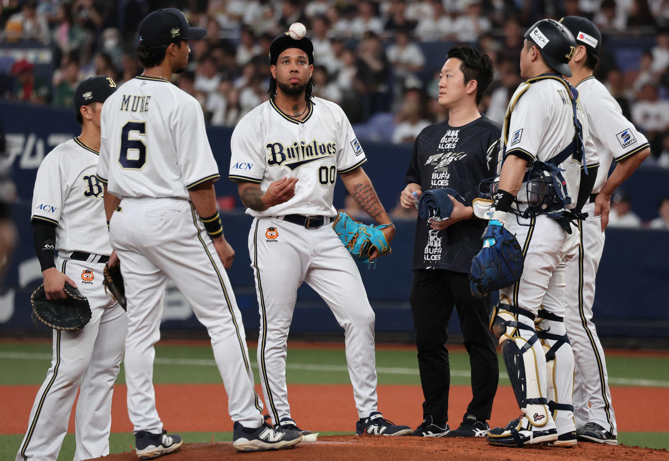 オリックス対ソフトバンク　3回表ソフトバンク2死一、二塁、打者柳町を迎え、先発アンダーソン・エスピノーザのもとに集まるオリックス内野陣（撮影・西尾就之）