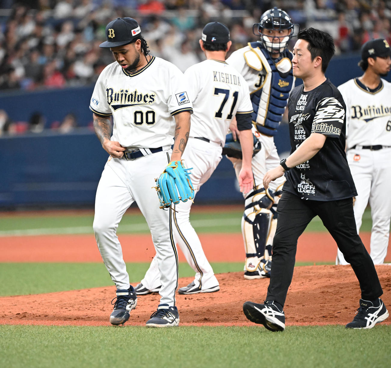 オリックス対ソフトバンク　5回途中で降板するオリックス・エスピノーザ（撮影・和賀正仁）