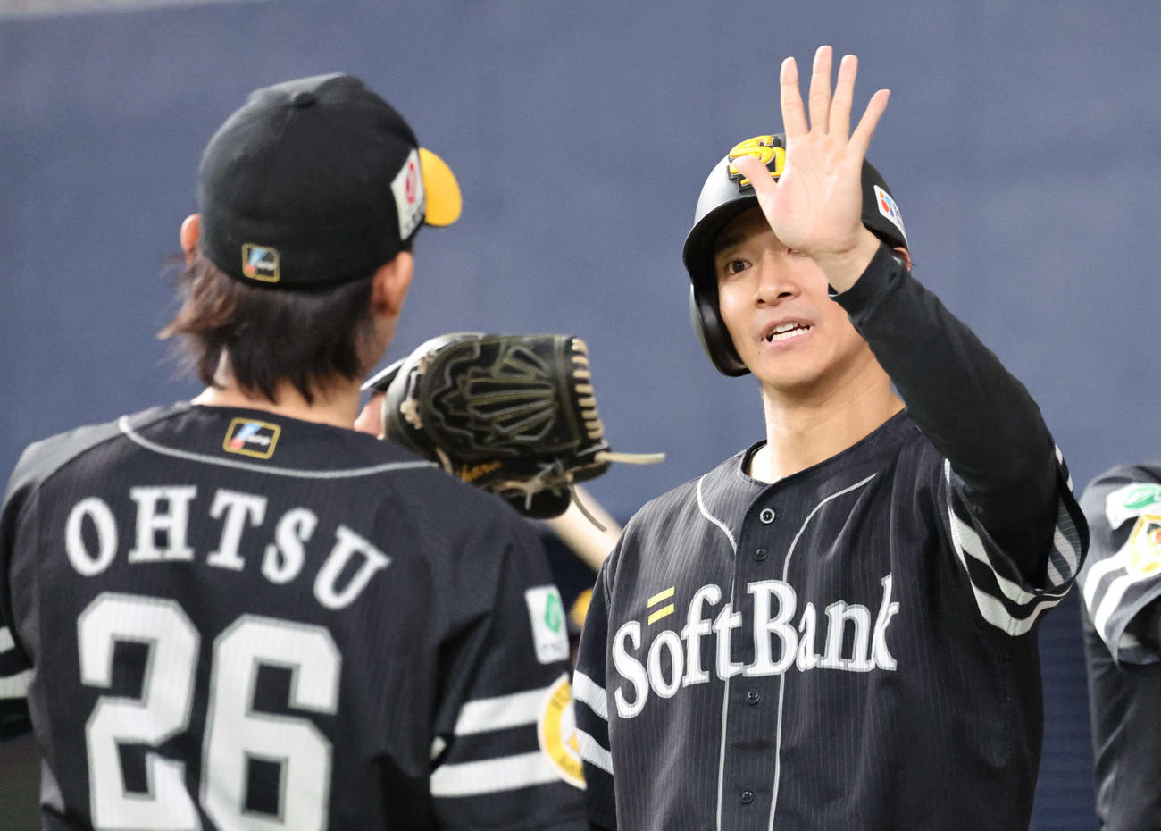 オリックス対ソフトバンク　3回表ソフトバンク2死一、二塁、中村の適時二塁打で生還した柳町は大津とハイタッチ（撮影・西尾就之）