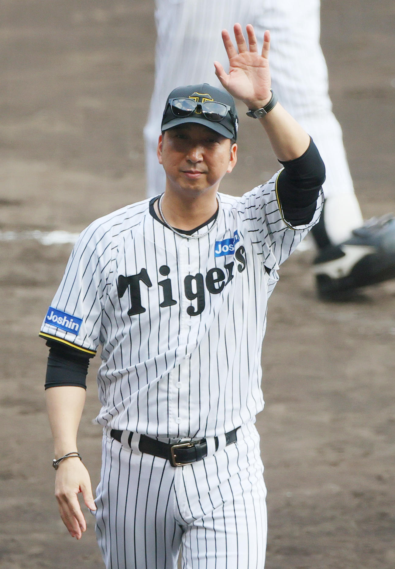阪神対中日　中日に勝利し、スタンドのファンにあいさつする藤川監督（撮影・上山淳一）