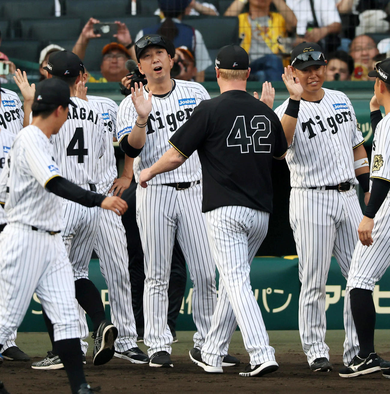 阪神対中日　中日に勝利しネルソン（右）らナインを迎える阪神藤川監督（撮影・加藤哉）