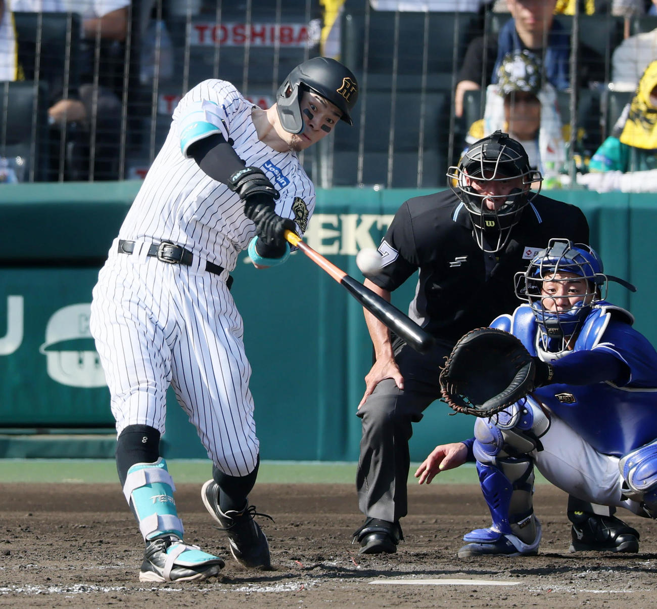 阪神対中日　3回裏阪神1死一塁、佐藤輝は右越え2点本塁打を放つ（撮影・加藤哉）