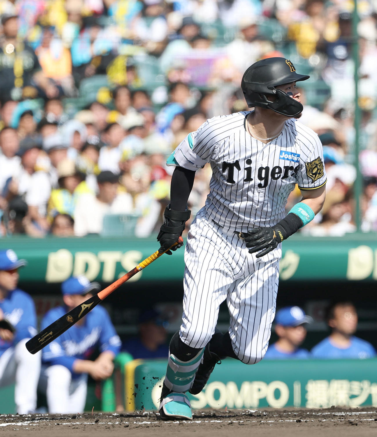 阪神対中日　1回裏阪神2死二塁、佐藤輝は先制適時二塁打を放つ（撮影・上田博志）