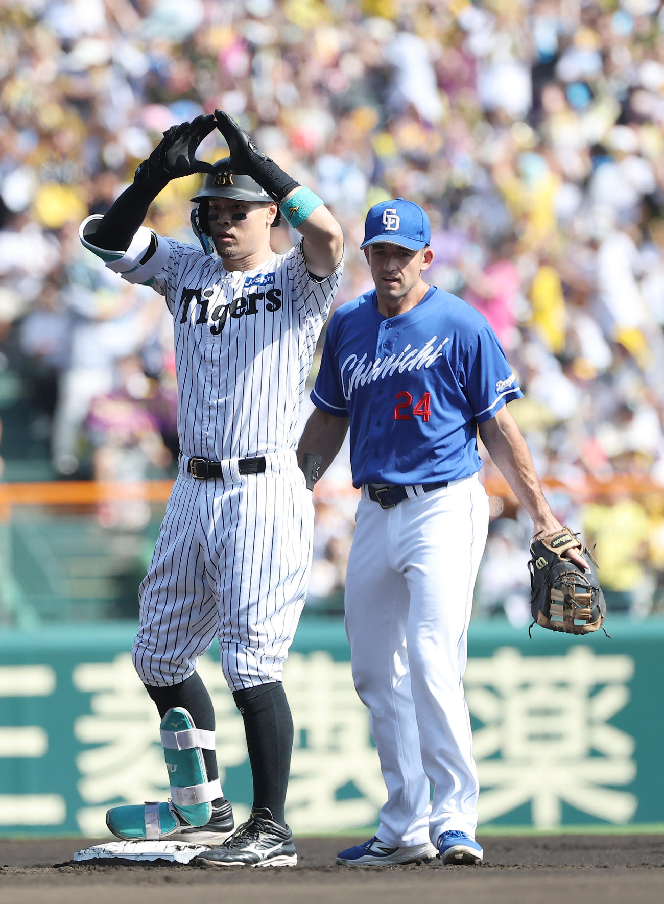 阪神対中日　1回裏阪神2死二塁、佐藤輝は先制適時二塁打を放つ（撮影・上田博志）