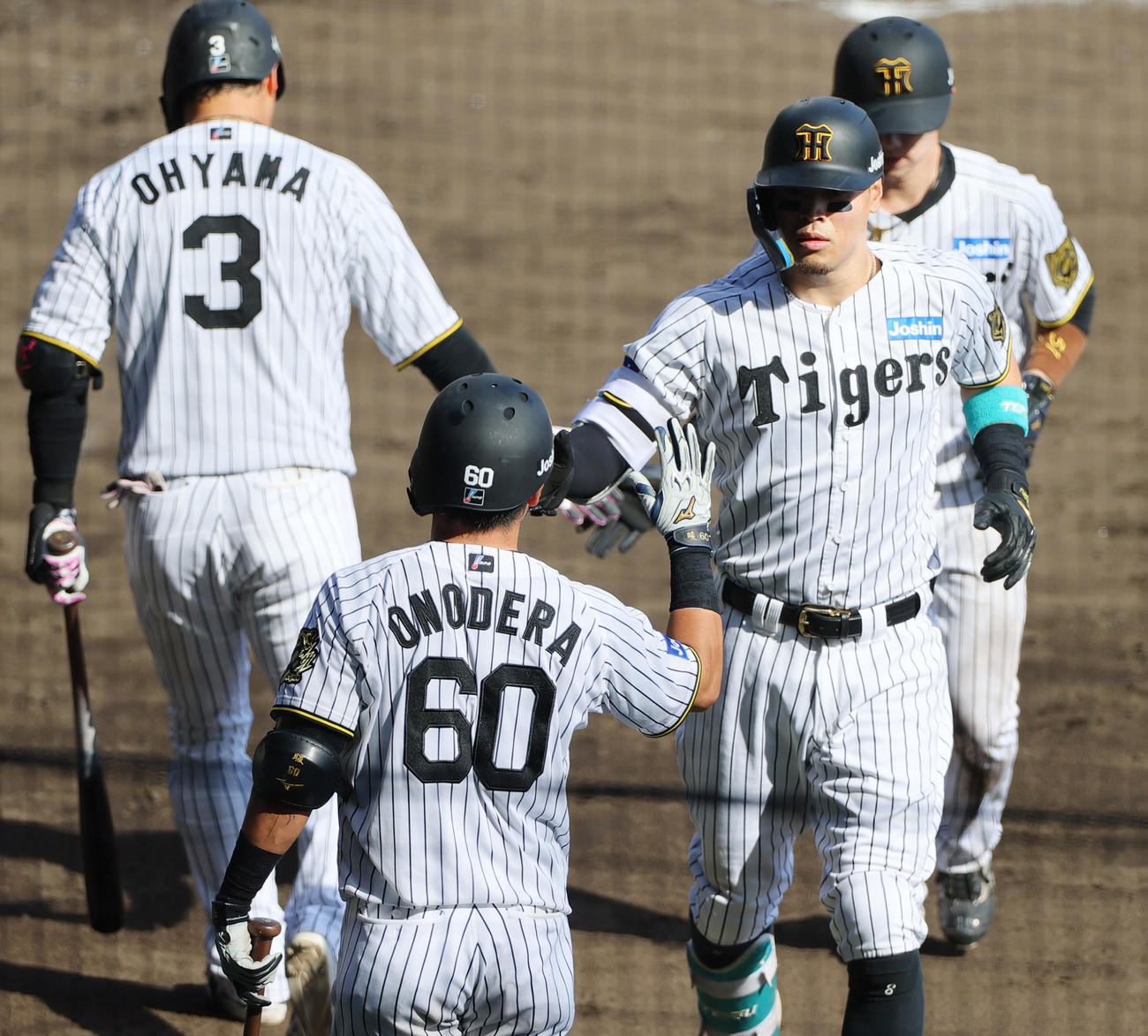 阪神対中日　3回裏阪神1死一塁、佐藤輝（右）は右越え2点本塁打を放ち生還する（撮影・上山淳一）
