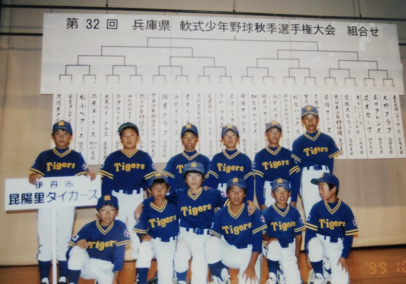 昆陽里タイガース時代の田中将（後列左から2人目）と坂本（同左端）