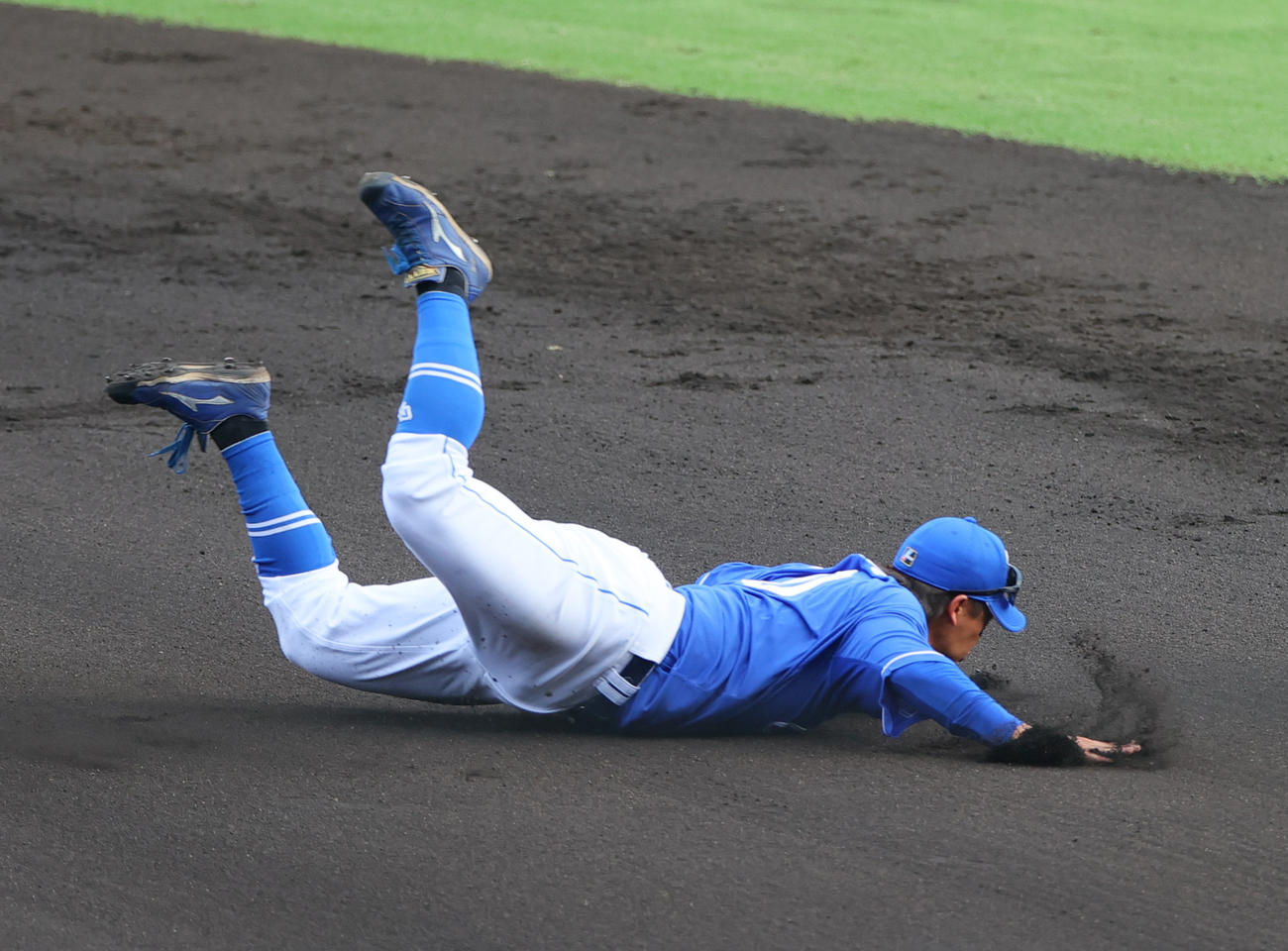 阪神対中日　7回裏阪神1死、中野の二直を好捕した田中（撮影・上山淳一）