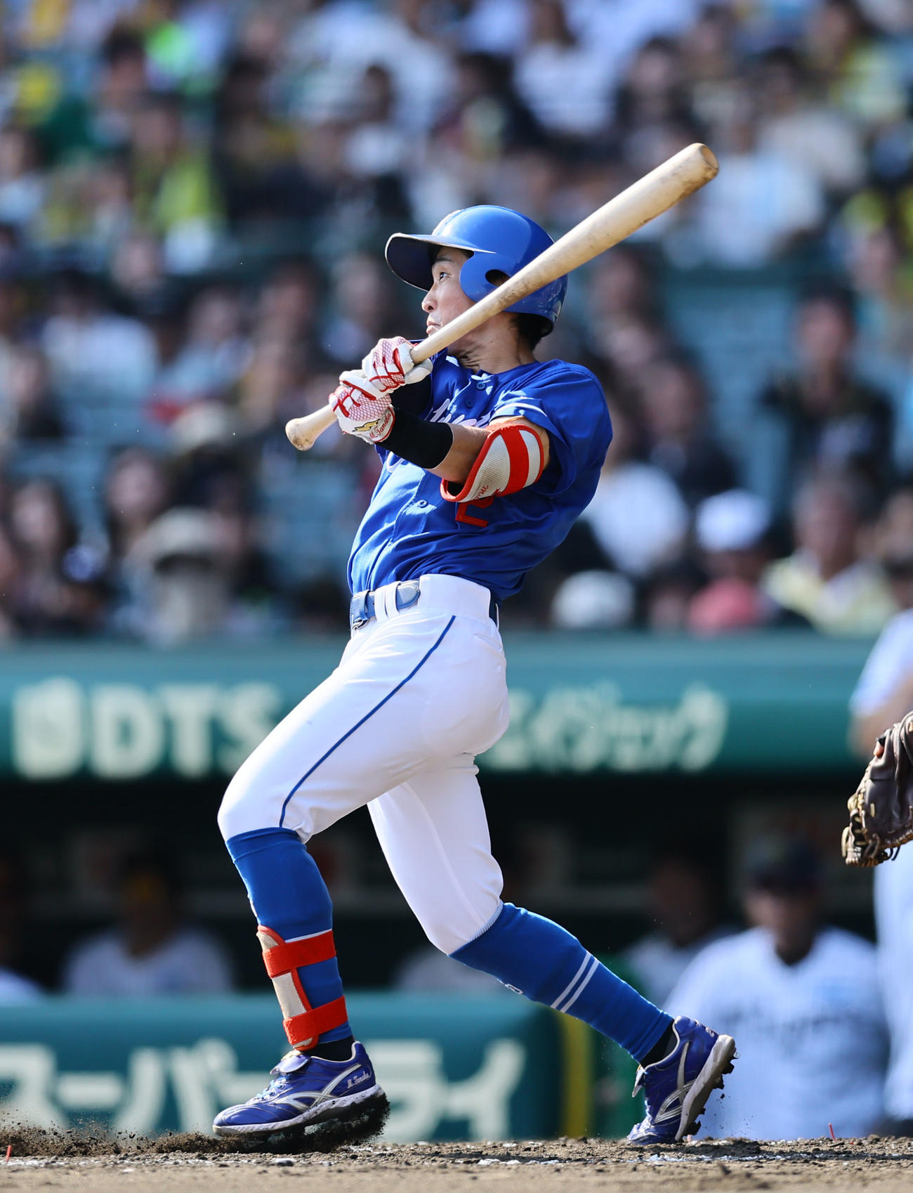 阪神対中日　3回表中日1死一、三塁、田中は中犠飛を放つ（撮影・藤尾明華）