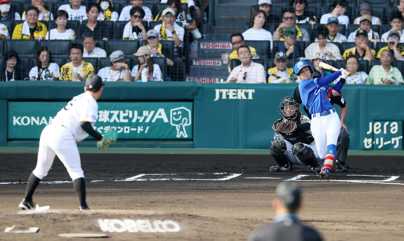 阪神対中日　6回表中日1死、空振りする田中。投手伊原（撮影・加藤哉）