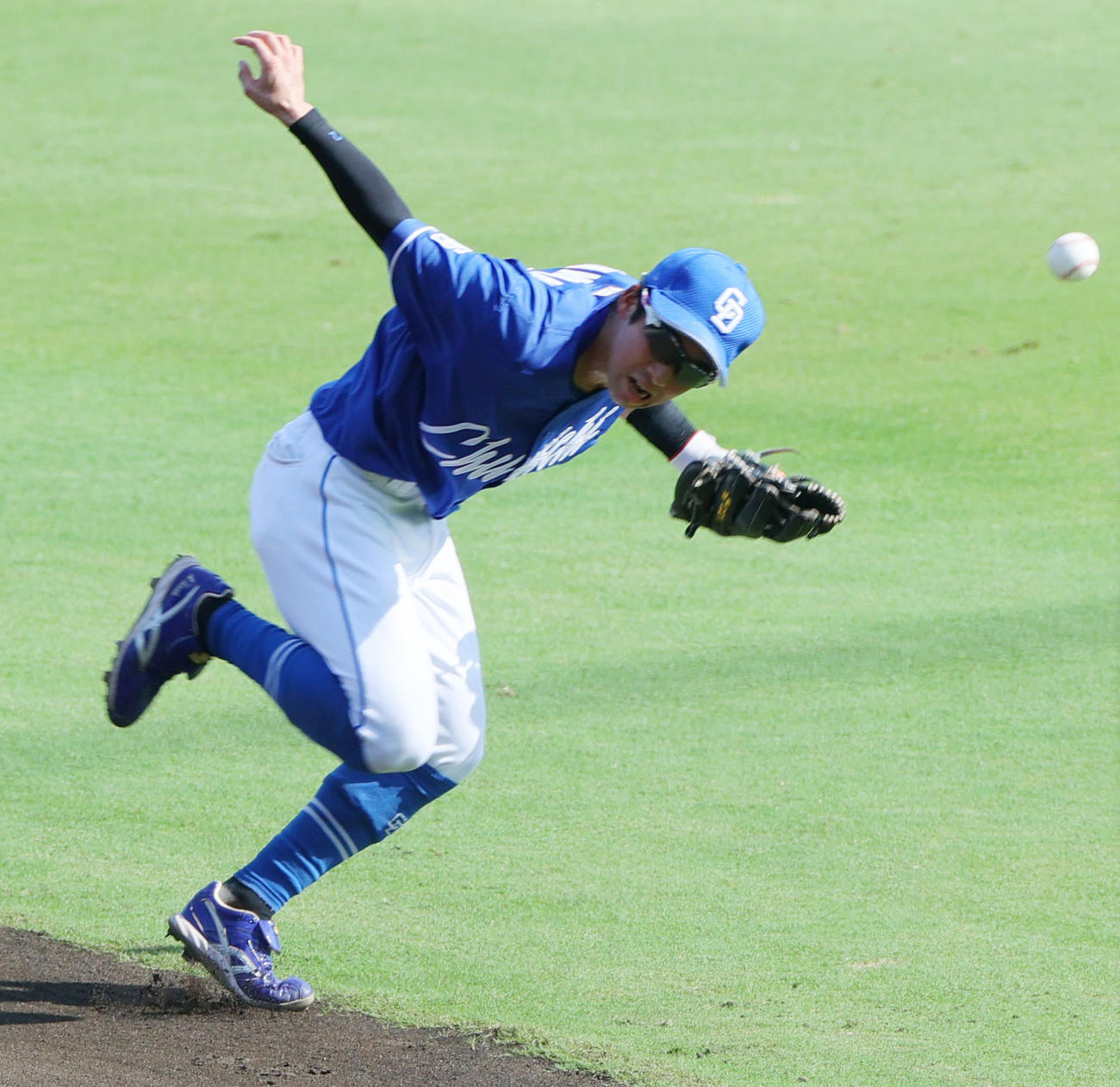 阪神対中日　3回裏阪神無死、二塁手田中は中野の打球を追うも取れず右前打となる（撮影・上山淳一）
