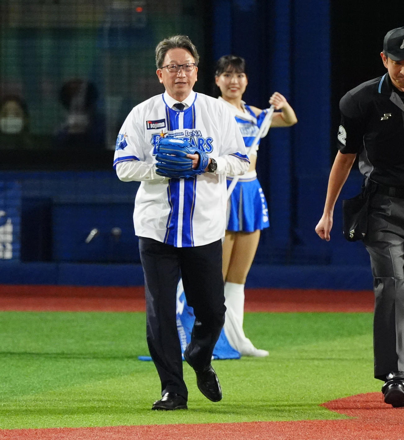 DeNA対巨人　始球式を行う平将明デジタル推進大臣（撮影・清水貴仁）