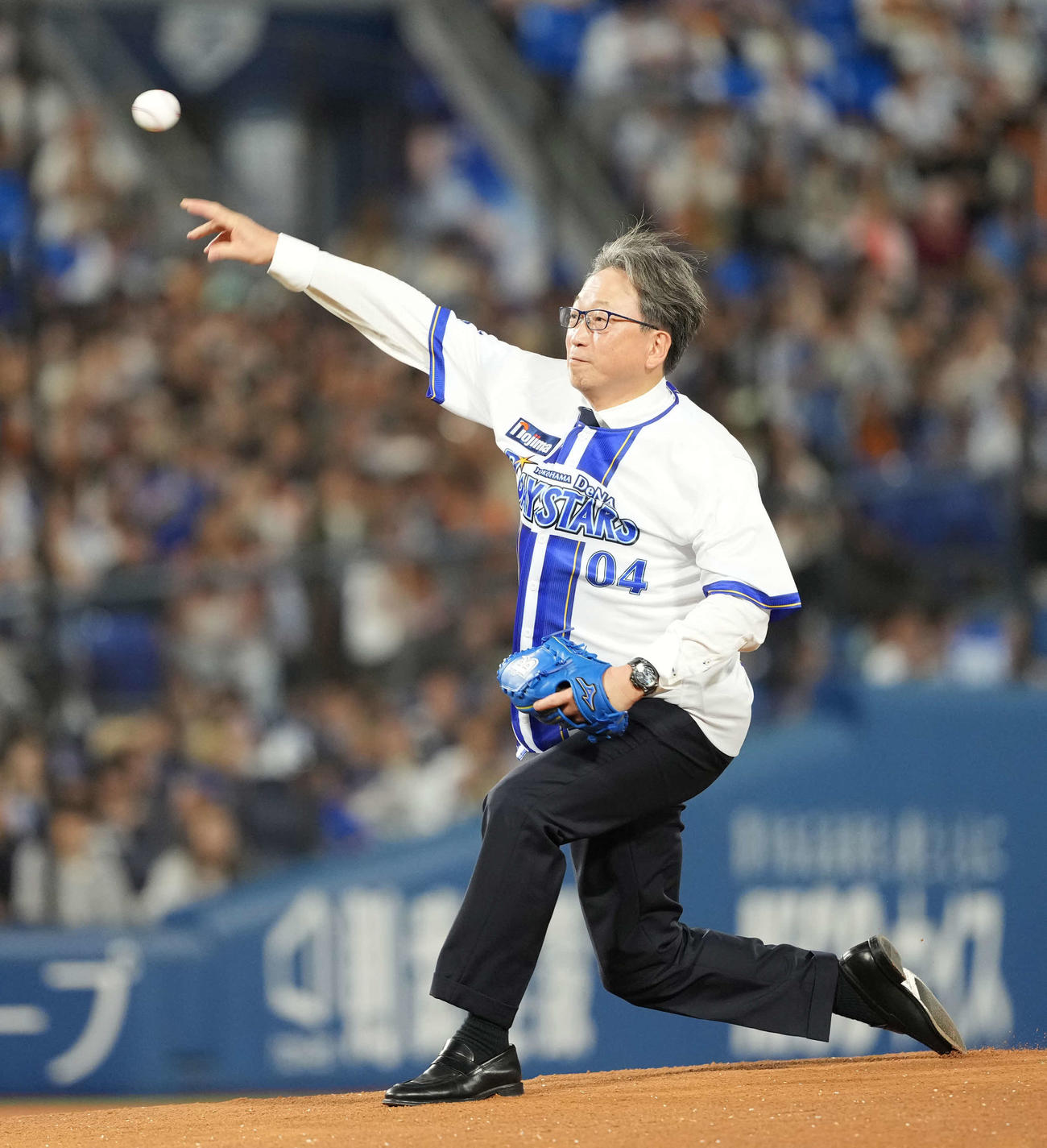 DeNA対巨人　始球式を行う平将明デジタル大臣（撮影・井上学）