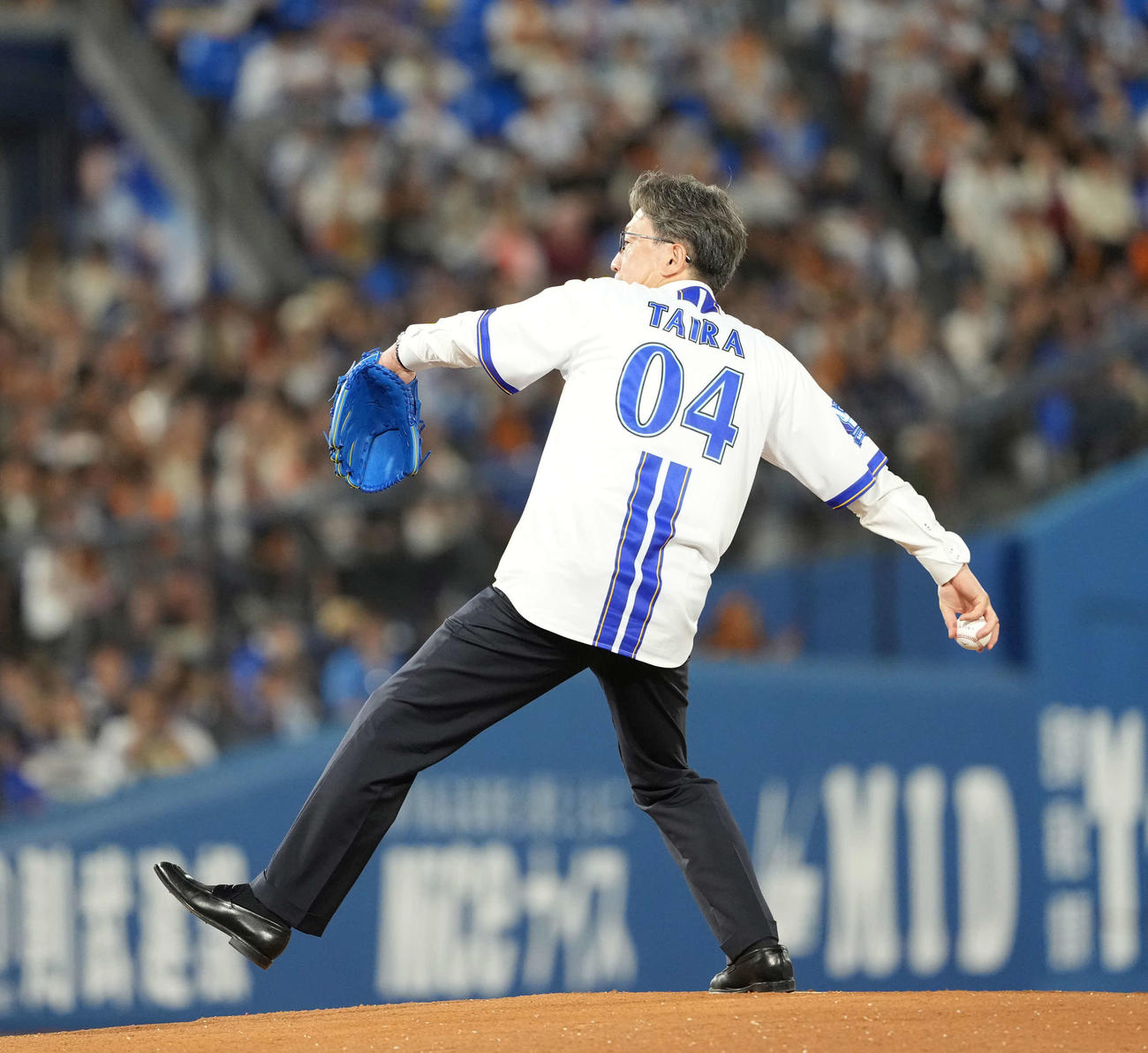 DeNA対巨人　始球式を行う平将明デジタル大臣（撮影・井上学）