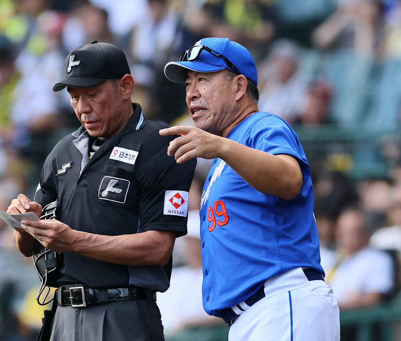 阪神対中日　7回、交代を告げる中日井上監督（撮影・藤尾明華）