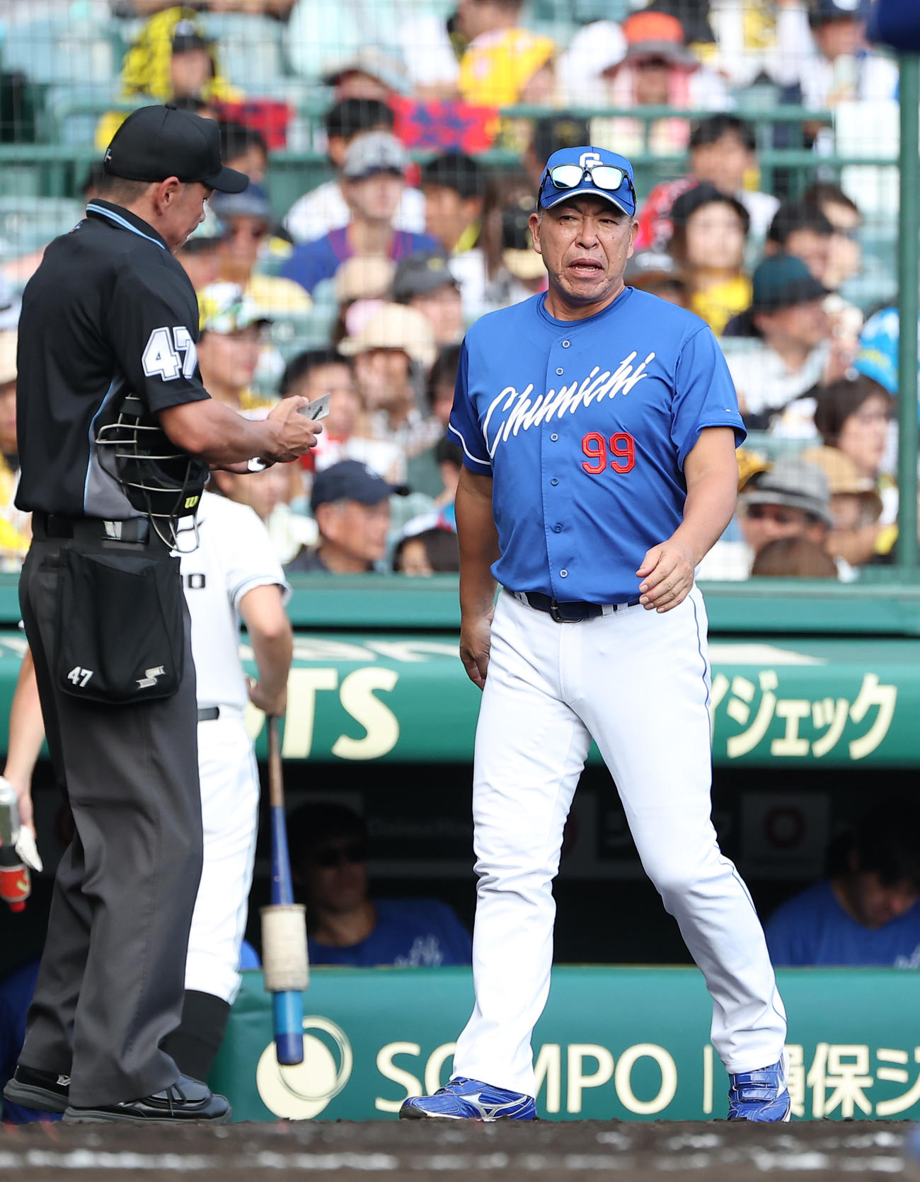 阪神対中日　選手交代を告げる井上監督（撮影・上田博志）