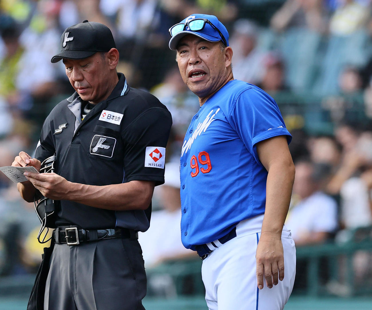 阪神対中日　7回、交代を告げる中日井上監督（撮影・藤尾明華）