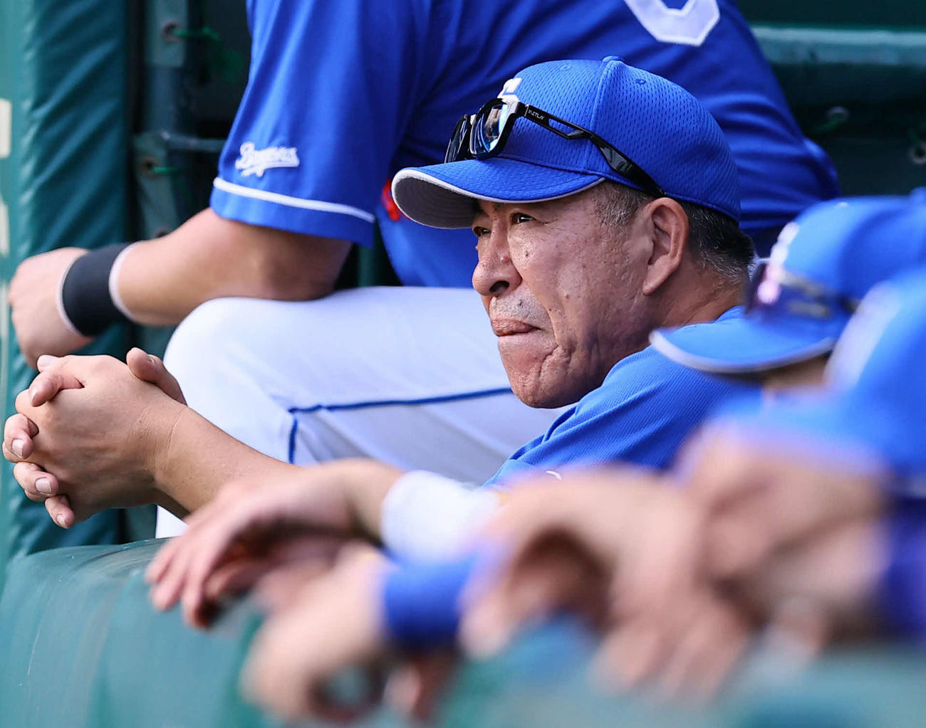 阪神対中日　7回、ベンチから試合を見つめる中日井上監督（撮影・藤尾明華）