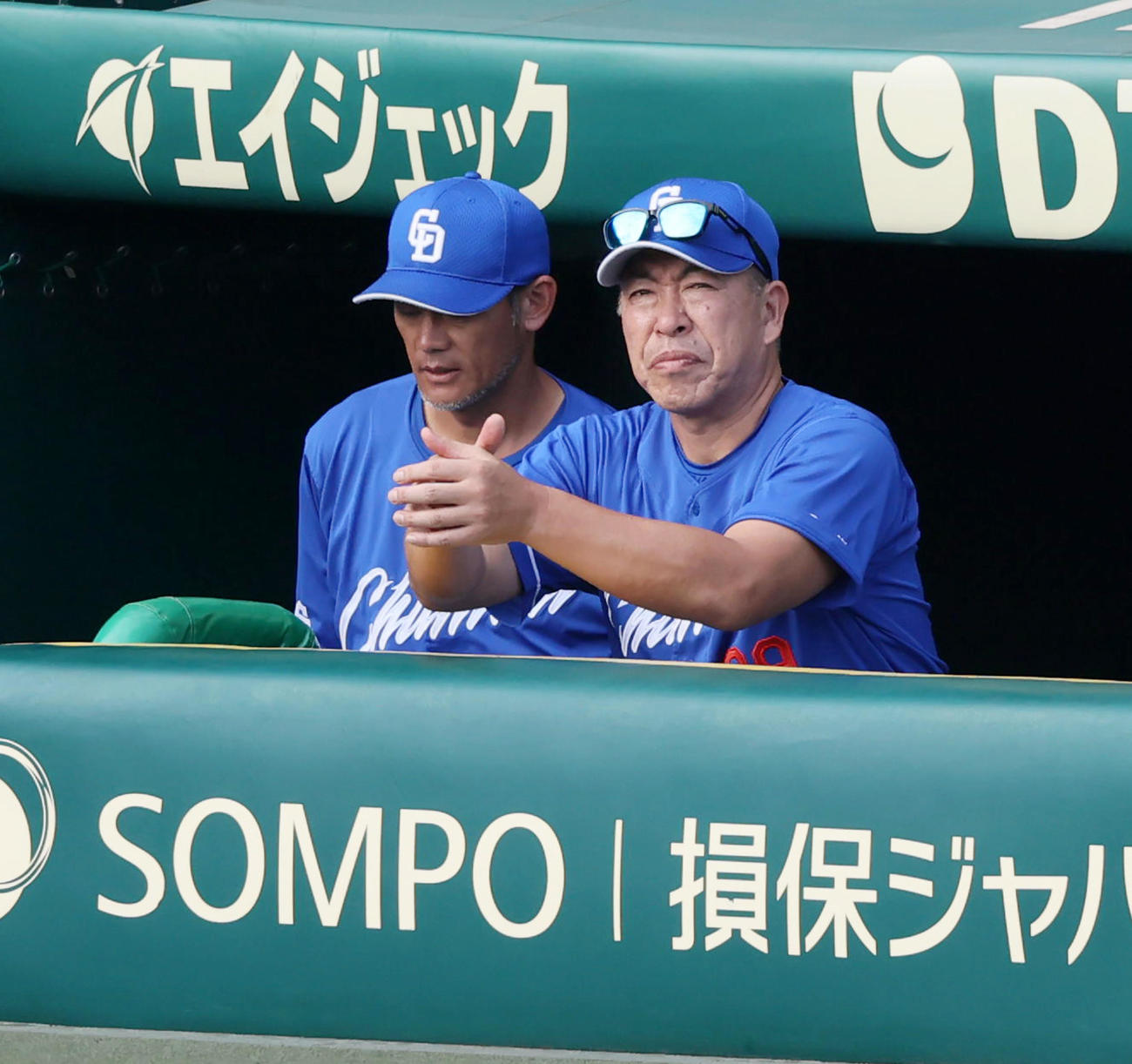 阪神対中日　7回表、ベンチ最前列でタクトを振るう中日井上監督（撮影・加藤哉）