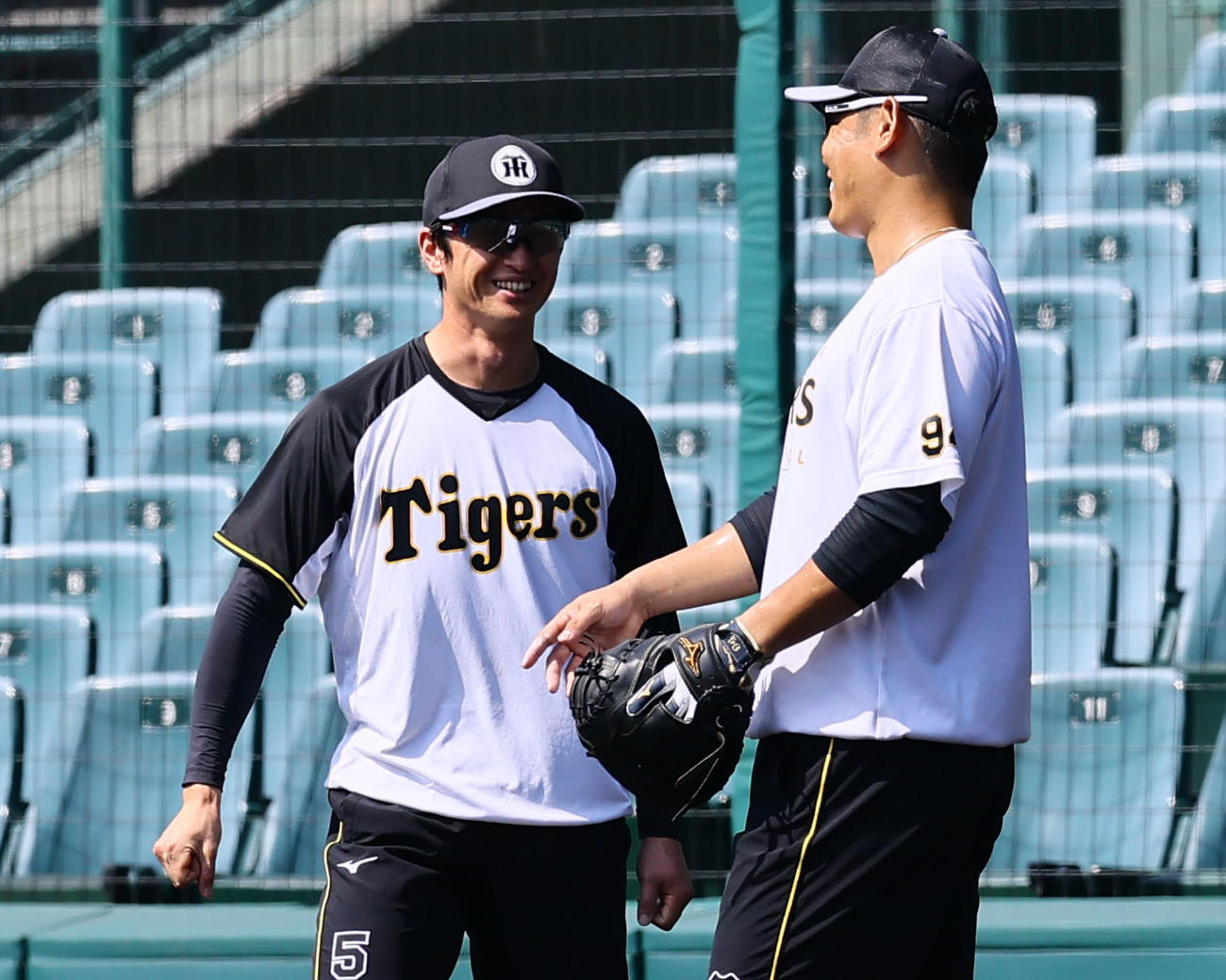 阪神対中日　原口と話しをする阪神近本（撮影・藤尾明華）