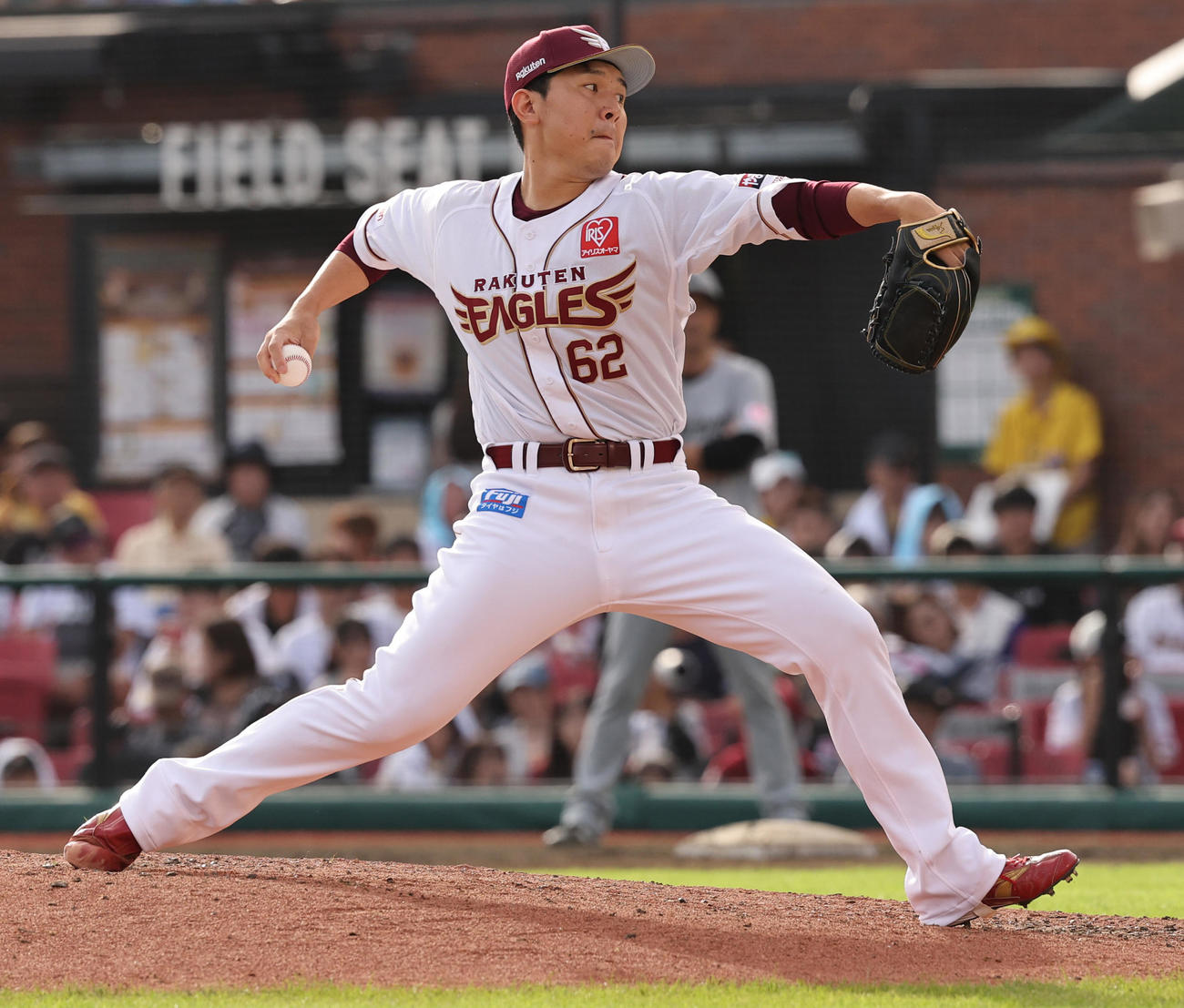 楽天対ロッテ　力投する楽天西口（撮影・野上伸悟）
