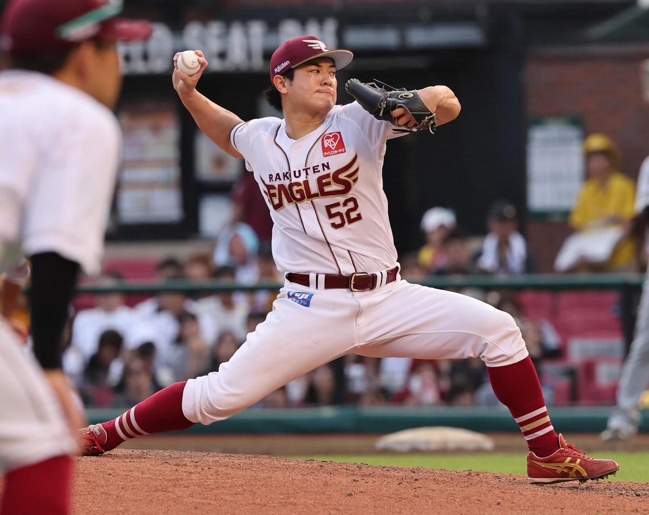 楽天対ロッテ　力投する楽天津留崎（撮影・野上伸悟）